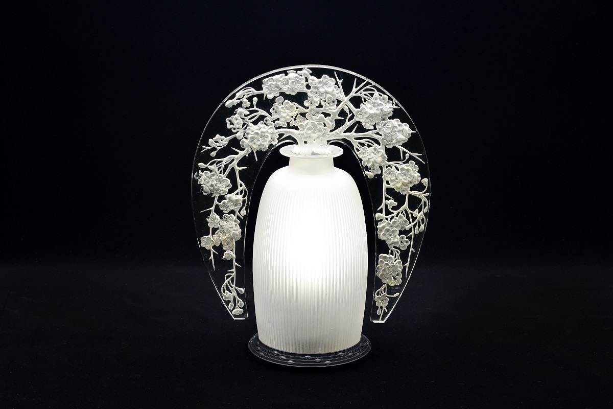 常夜灯《日本のリンゴの木》1920年　透明ガラス、型吹き成形、装飾板はプレス成形、サチネ／ベークライト製照明台付